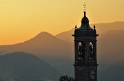 98 Ombre e colori del tramonto dal campanile della chiesa di Endenna verso il Monte Ubione e il Linzone